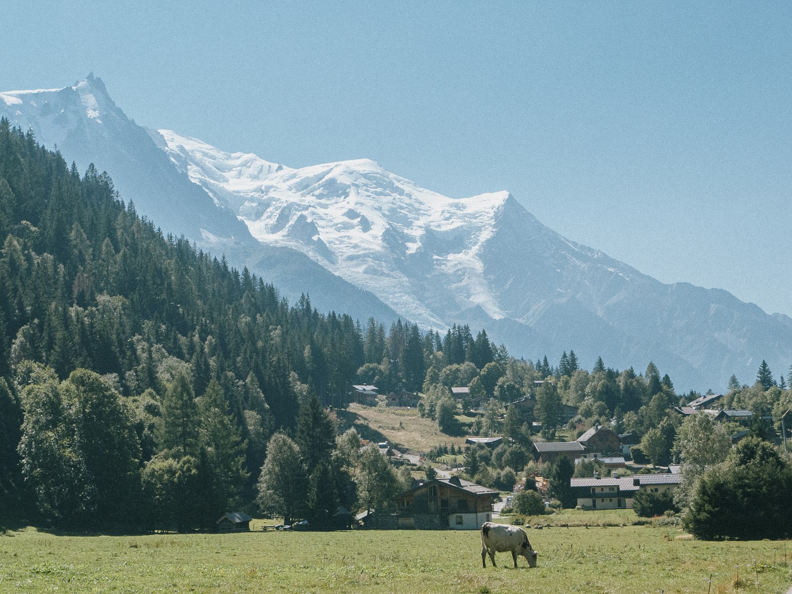 Massif du Mont-Blanc à l'alpenglow